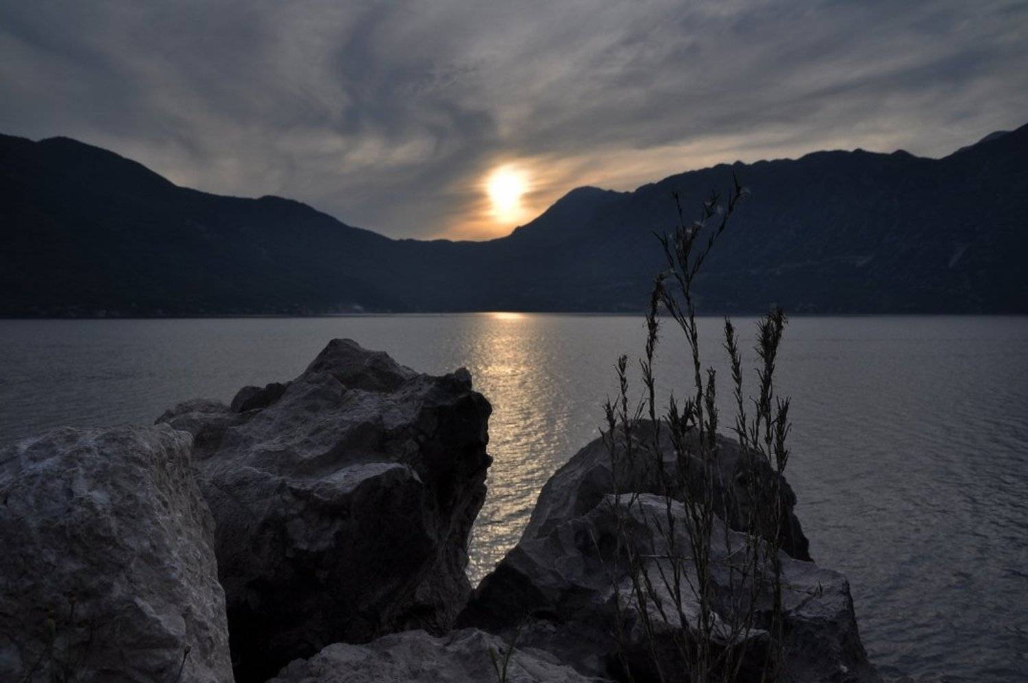 море, закат, камни, Света и Вася