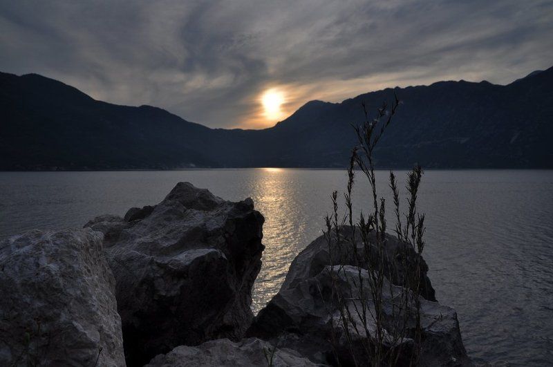 море, закат, камни Последние лучи солнцаphoto preview