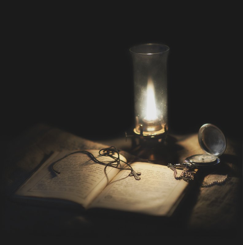 лампа, книга, крестик старая лампаphoto preview