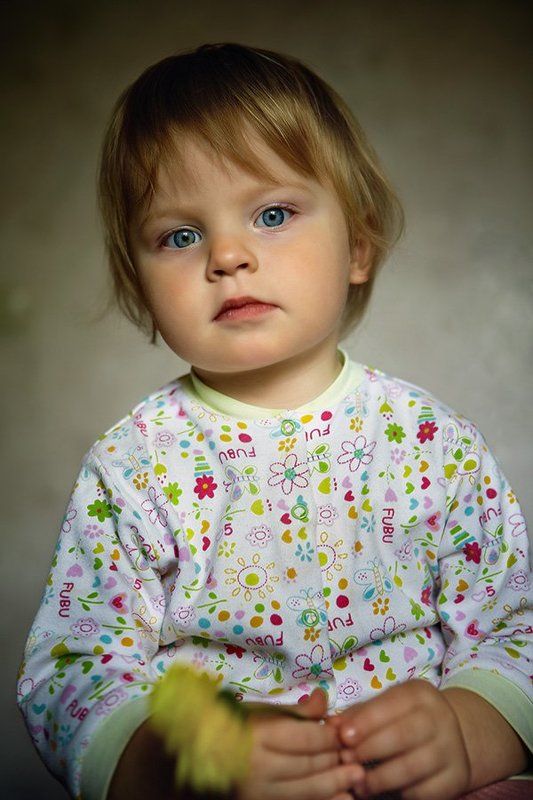 девочка с жёлтым цветкомphoto preview