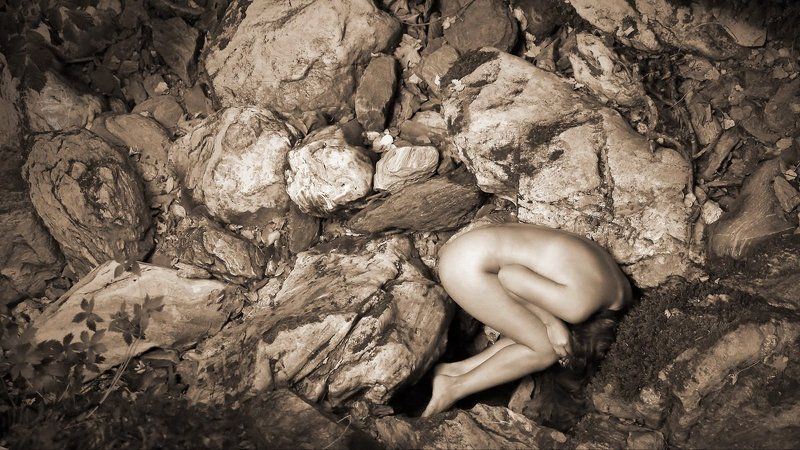 Stones, Girl, Greece Im Flußbettphoto preview