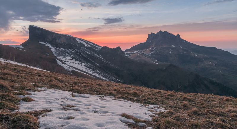 Мы шагаем налегке , посланные за закатом с рюкзаком !photo preview