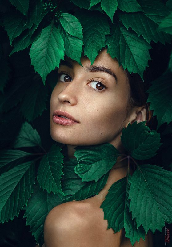 девушка, портрет, фото девушки, девушка в листве, взгляд девушки Лераphoto preview