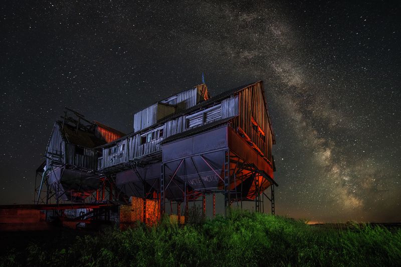 ночь, ночная съемка, звезды, млечный путь, старый, элеватор, разноцветный, цвет, поле, зерно, цветные фильтры, волгоградская область, дом, село, лето photo preview