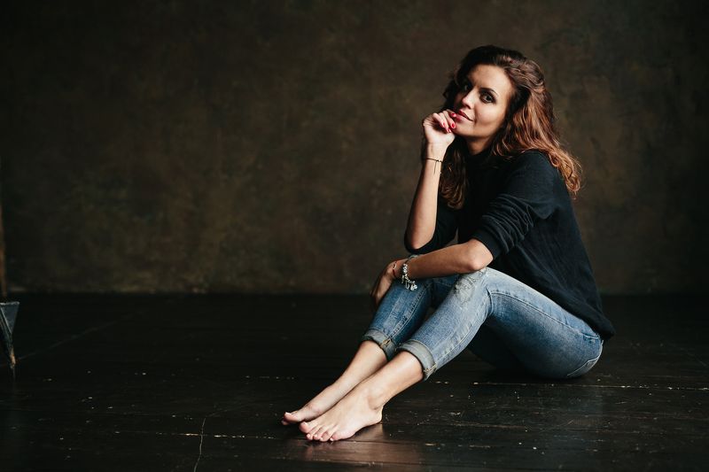 студия, свет, девушка, джинсы, портрет Галяphoto preview