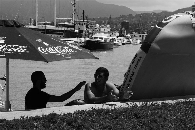 грузия, батуми, набережная, два человека photo preview