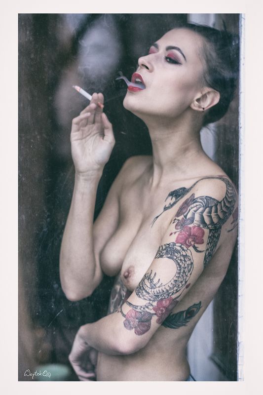 women, nude, tatoo, window, smoke, Karolinaphoto preview