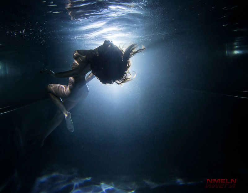девушкаподводой, подводныйфотографмосква, подводноефото, фотографмосква, фотосъемкамосква, силуэт, нюподводой ***photo preview