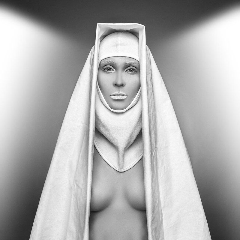 Белые губыphoto preview