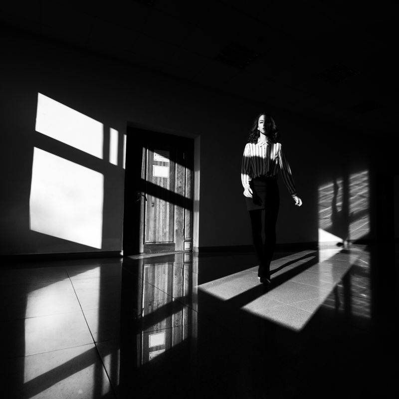 девушка, свет, геометрия Девушка в коридоре Тихоокеанского Государственного Университетаphoto preview