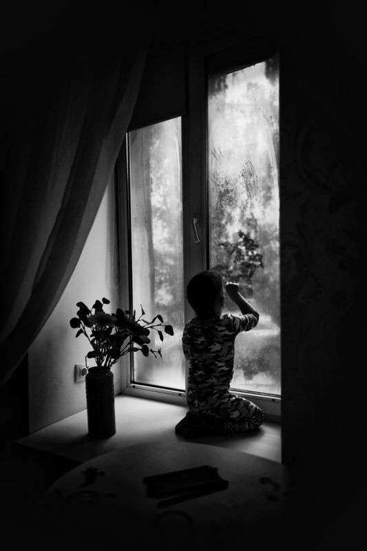 детская фотография, черно-белая Рисунок на окнеphoto preview