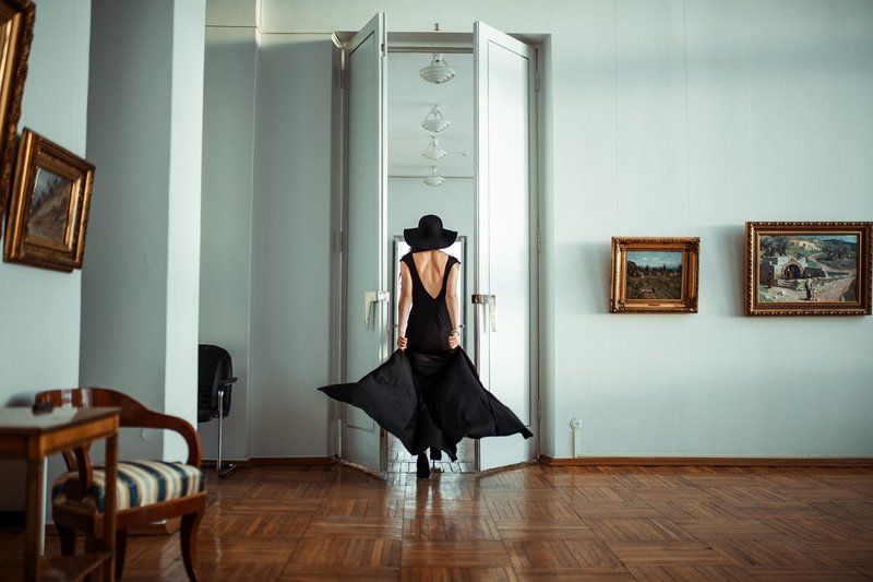 девушка, интерьер, платье, шляпа, спина, фигура, портрет Порывphoto preview