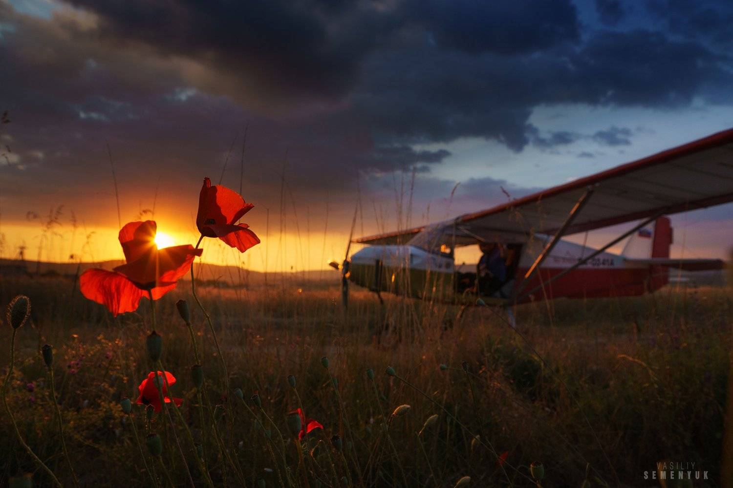 Им бы в небо.. Автор: Семенюк Василий Крым, самолёт, закат, маки, поле, облака, Солнце., Семенюк Василий