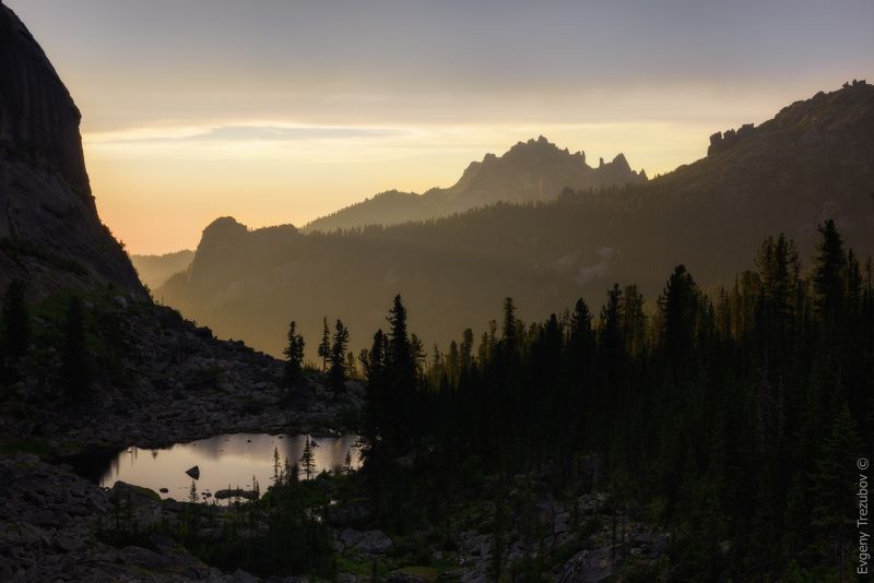 ергаки, природа, пейзаж, саяны, облака, горы, скалы, лето, сибирь, вечер, закат, небо, каменный замок, таежный глаз, красноярск, западные саяны Таежный глазphoto preview
