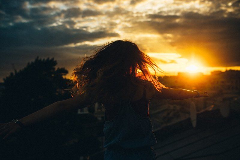 город, улица, закат, москва, человек, девушка, лонгборд Прогулка по городуphoto preview