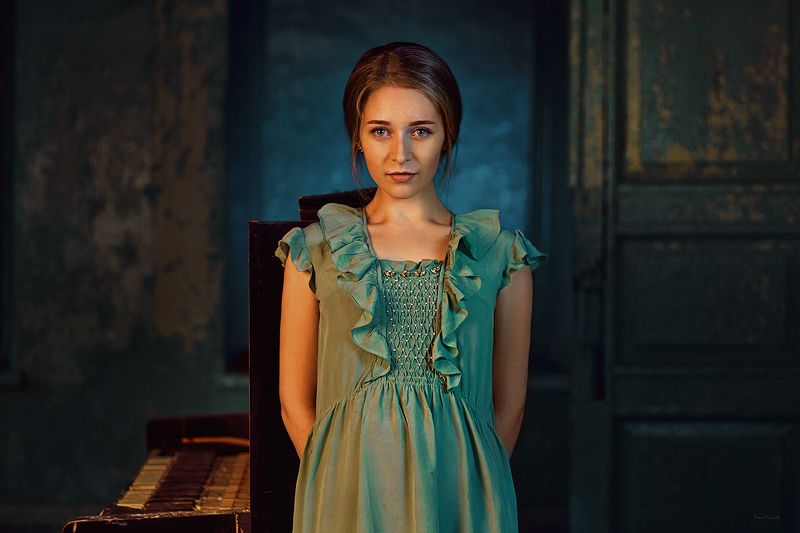 люди, девушка, портрет, фильм, кино, стоп-кадр, пианино, комната, текстура, платье, картинка, взгляд, Таисияphoto preview