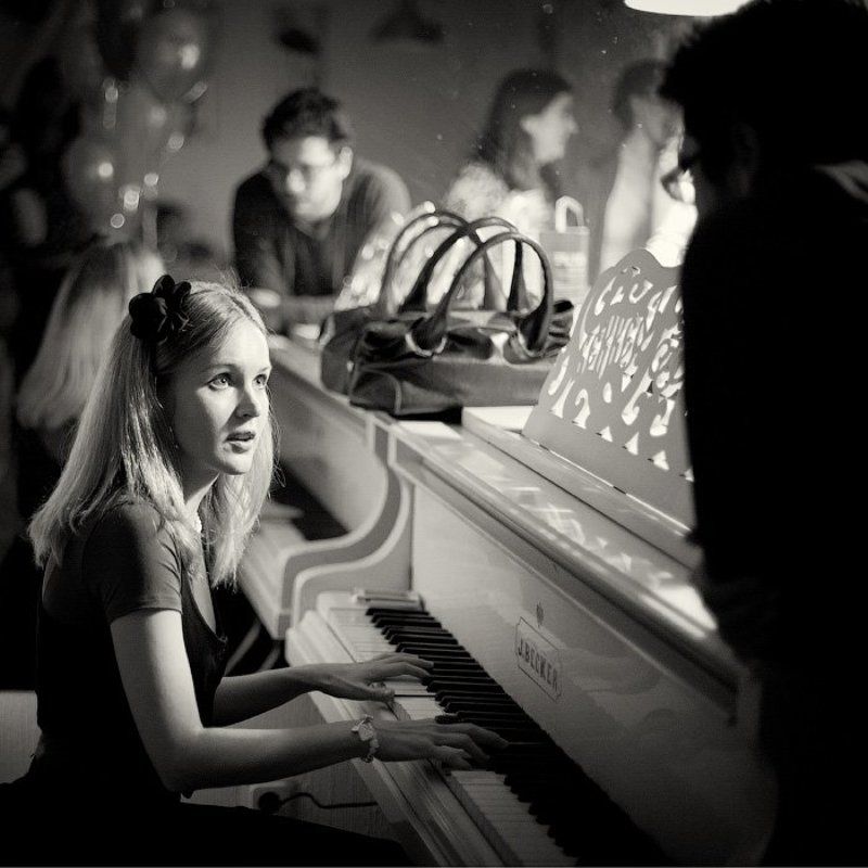 девушка, пианистка, рояль, разговор, беседа, мужчина, взгляд, игра, зеркало, жанр, вечеринка, история, dyadyavasya Диалог о музыкеphoto preview