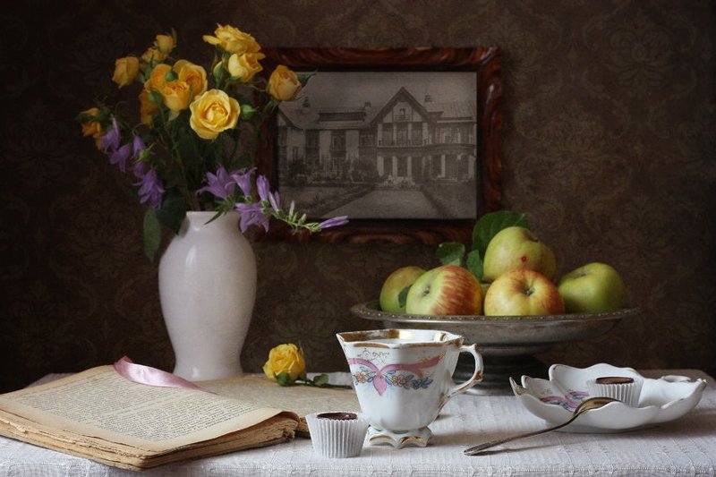 книга, чашка, конфеты, свеча,груша, зефир, вино Из жизни одной книги...photo preview