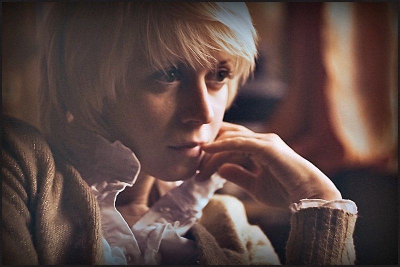 портрет, девушка, внимание, руки, зернистость Слушательphoto preview