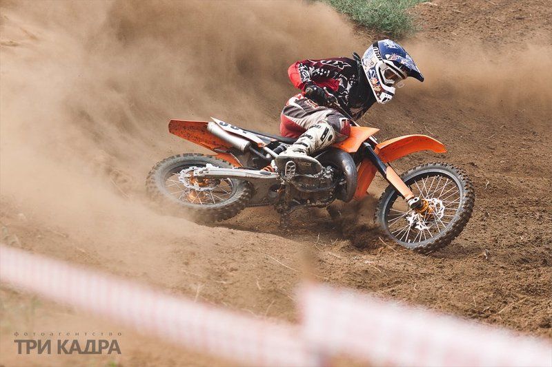 спорт, мотокросс На виражеphoto preview