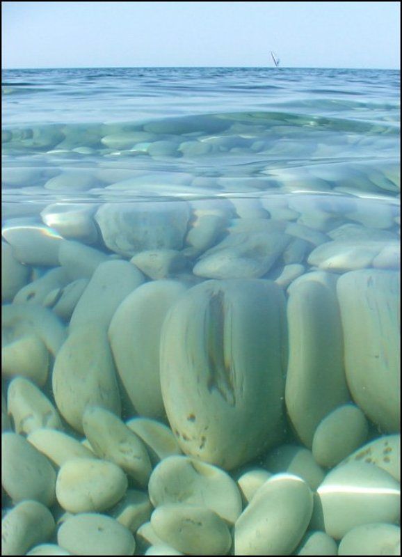 море, вода, преломления Прозрачное чёрное мореphoto preview