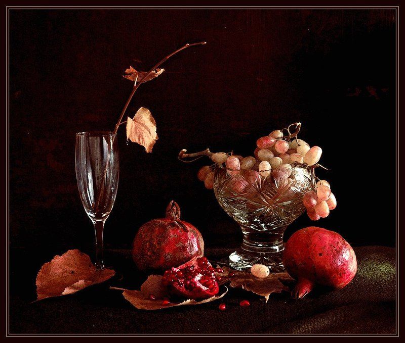 Осенний натюрморт с гранатамиphoto preview