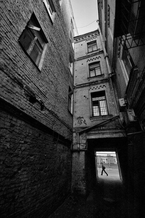 //. Автор: Piligrim город, двор, улица, люди, чб, дом, киев, Piligrim