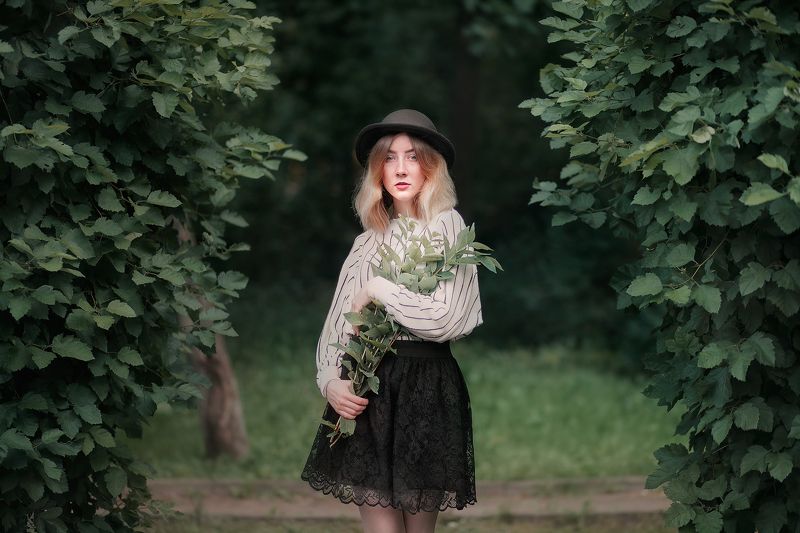 портрет модель девушка зелень куст цветок шляпа красота Машаphoto preview