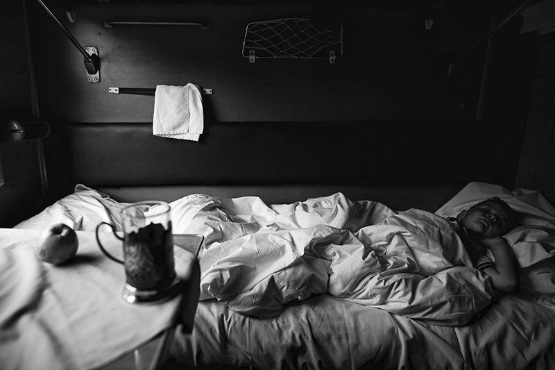 поезд, черно-белая, детская фотография В поездеphoto preview