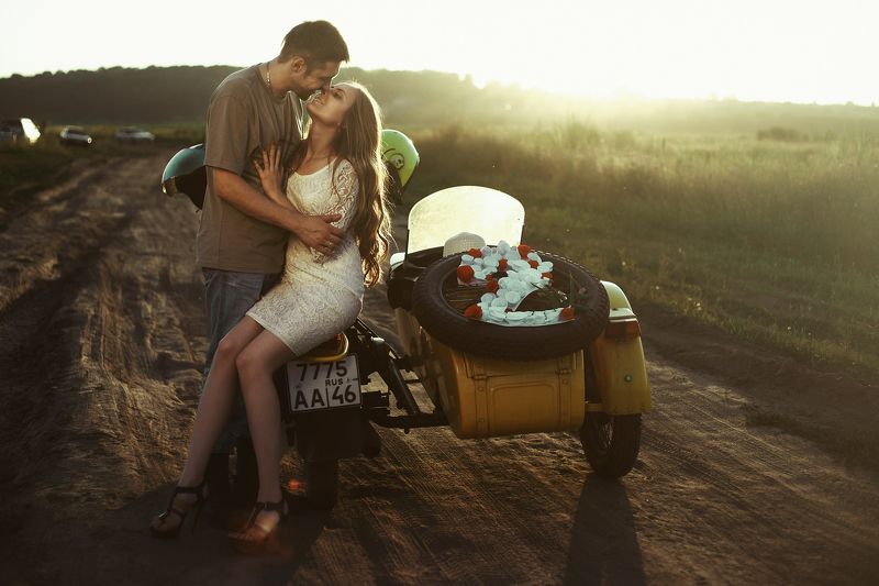 мотоцикл советский , контровой свет, на природе,  Love Story, пара, солнце, против света, лес,   Love Story фото превью