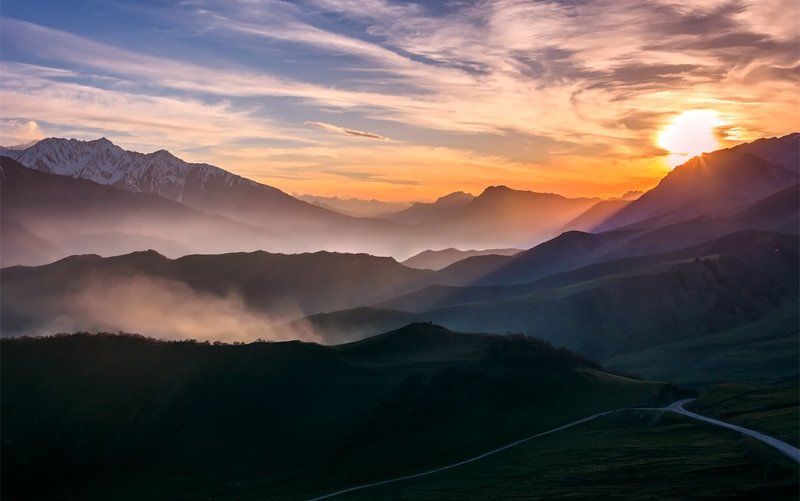 природа, пейзаж, кавказ, горы, весна, вечер, панорама, закат, солнце, небо, облака, свет, туман Там, где рождаются туманыphoto preview