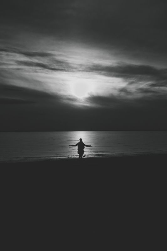 закат храм человек латвия  уходящееphoto preview