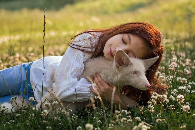 Девочка и кремовый лисенокphoto preview