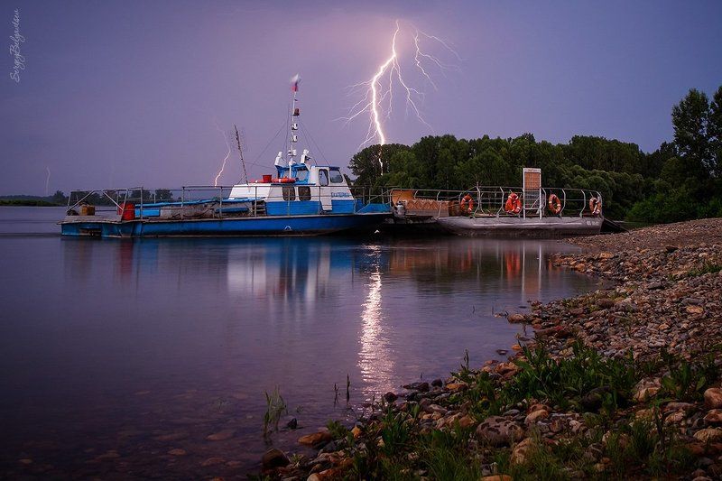 река, томь, вода, берег, камни, галька, гроза, тучи, молния, ветер, дождь, погода, непогода, лес, тайга, буксир, катер, судно, паром, И о погоде...photo preview