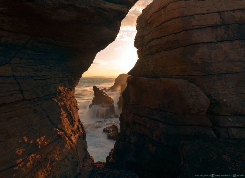 Небо, пейзаж, закат, вода, путешествие, солнце, свет, скала, вечер, прилив, рассвет, португалия, скала, берег  моря, сумерки, песчаник, пещера, человек, Пениши, море, океан Рассвет за краем земли – The dawn behind the edge of the world фото превью