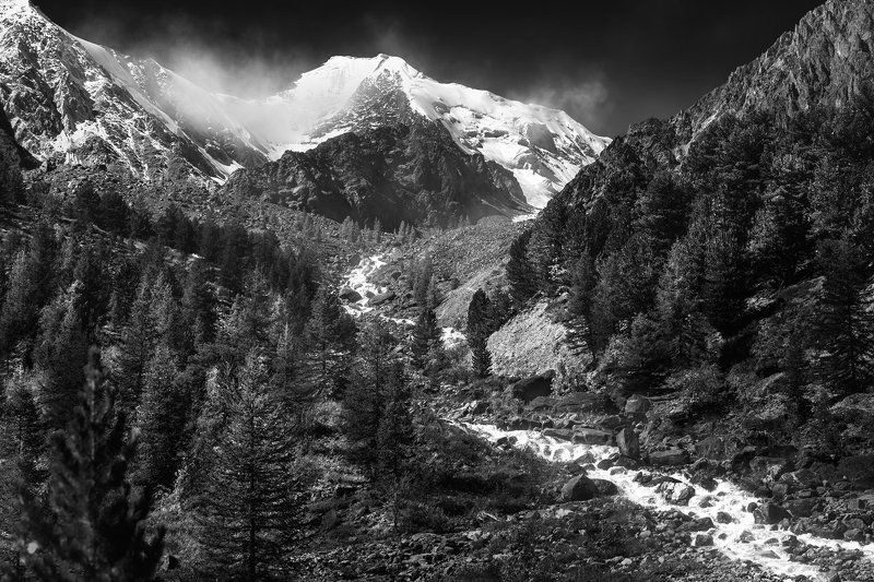 пейзаж, природа, путешествие, горы, скалы, вершина, снег, высокий, большой, красивая, река, бурная, поток, чб, чернобелая, алтай, сибирь Актру фото превью