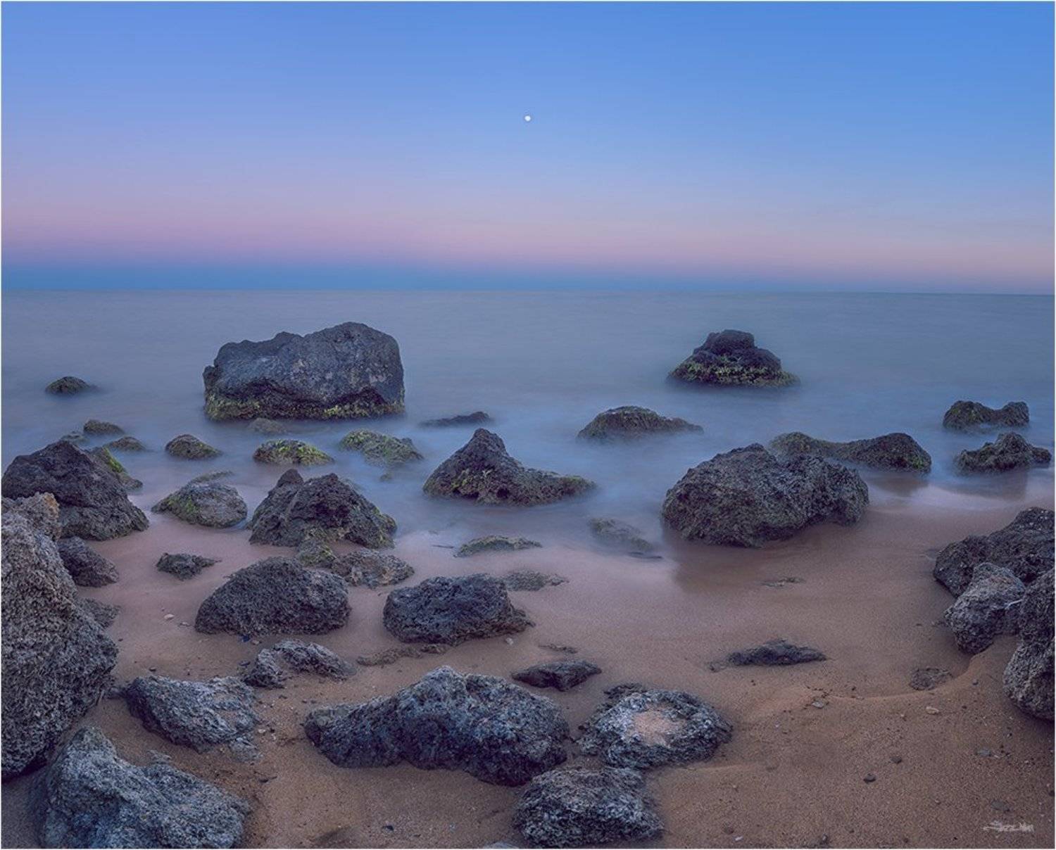 .... Автор: Jazz Man сумерки, небо, полнолуние, луна, длинная выдержка, крым, пляж, море, чёрное море, камни, берег, панорама,, Jazz Man