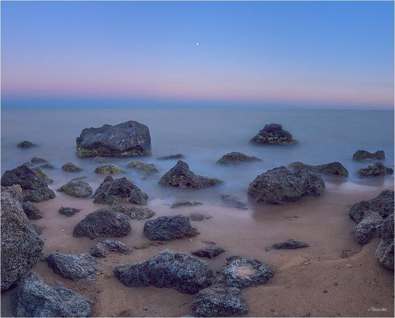 сумерки, небо, полнолуние, луна, длинная выдержка, крым, пляж, море, чёрное море, камни, берег, панорама, ...photo preview
