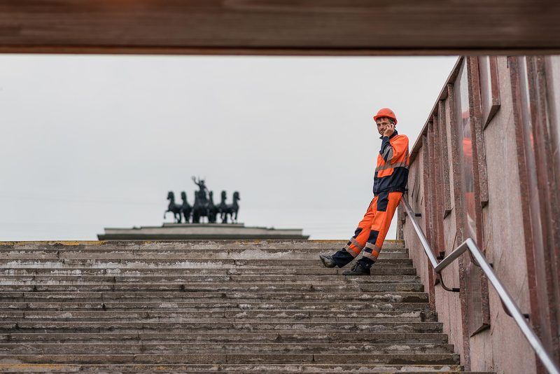 Москва, переход, гастарбайтеры,город, колесница, памятник Столица, вид снизуphoto preview