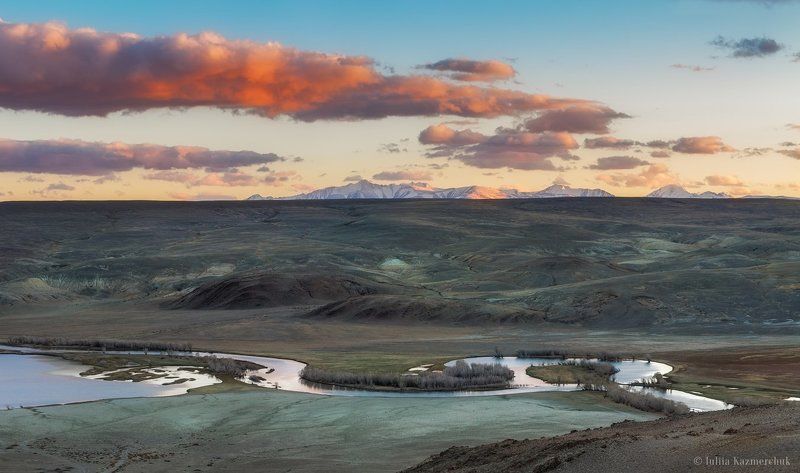 пейзаж, горы, снег, закат, меандры, небо, облака, высокогорье, вечер, весна, Чуйская степь, Южно-Чуйский хребет, Горный Алтай Сказки Чуйской степиphoto preview