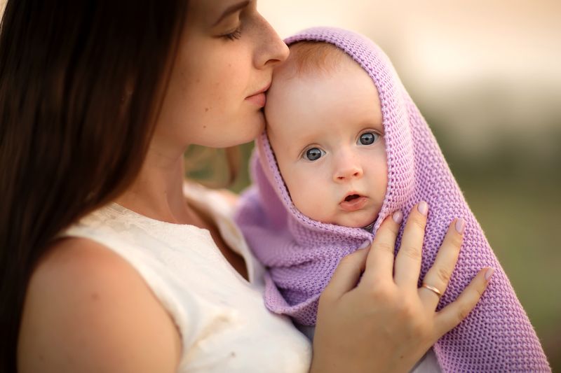 материнство, мама и малыш, малыш у мамы на руках нежностьphoto preview