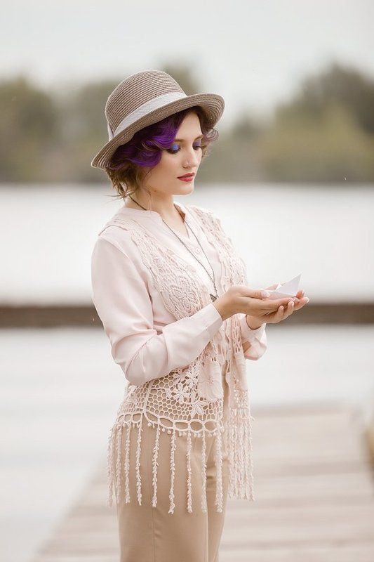 Девушка с корабликомphoto preview