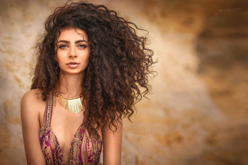 пески,кудрявая,афро кудри,ветер гуляя ветром по пустыне ..photo preview