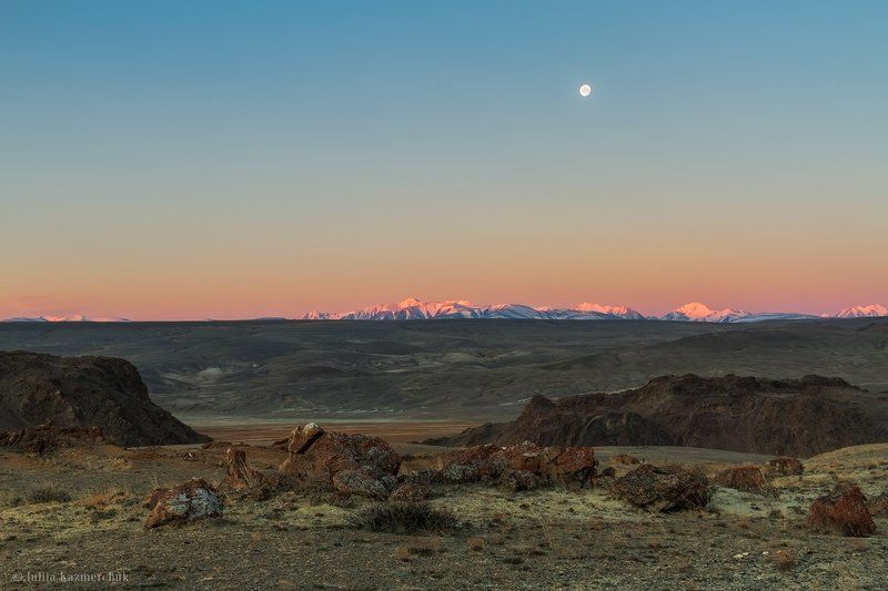 горы, степь, котловина, рассвет, восход, луна, камни, снег, вершина, хребет, скала, Чуйская степь, Южно-Чуйский хребет, Горный Алтай По ту сторону рассветаphoto preview