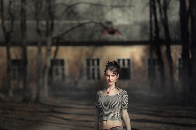 тени свет ведьма дом заброшка девушка красота witch housephoto preview