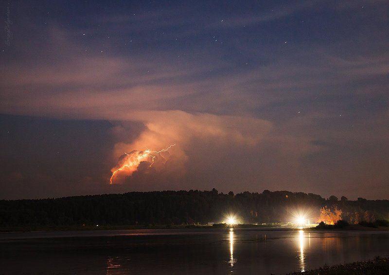фонарь, Усть-Мрасс, улица, тучи, Томь, тайга, созвездие, свет, река, посёлок, огни, ночь, небо, молния, лес, Кассиопея, гроза, горы, берег * * *photo preview