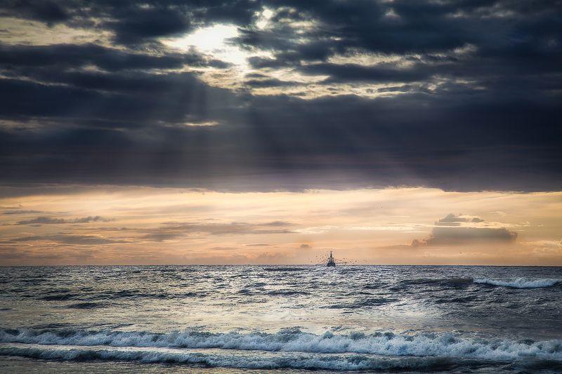 домой, рыбацкая лодка, закат, солнечные лучи, солнце, тучи, пляж, волны, *Домой*photo preview