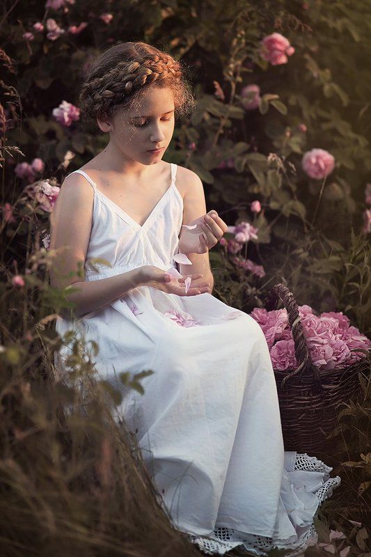 девушка розы старое фото винтаж Серебряный векphoto preview