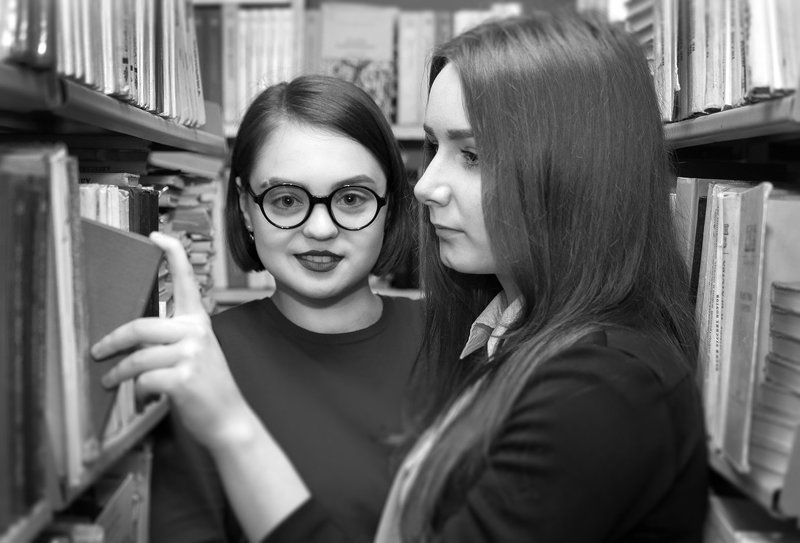 девушки, старшеклассницы, 11 класс, школьная библиотека Охотницы за знаниямиphoto preview