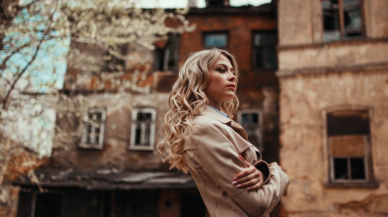 девушка, портрет, улица, двор, архитектура, винтаж Полинаphoto preview